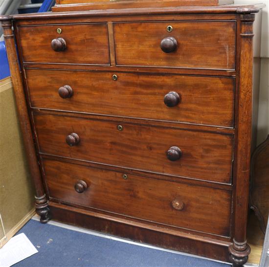 A Victorian mahogany chest of drawers H.118cm